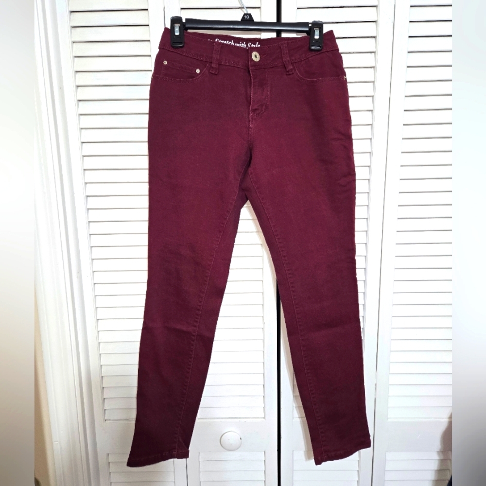 Signature Studio Women's 6 Burgundy Jeans